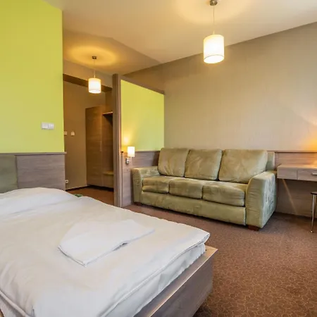 ホテル Hotel Lucivna 3*