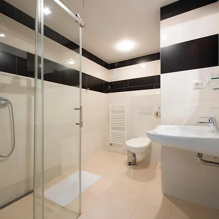 ホテル Hotel Lucivna 3*